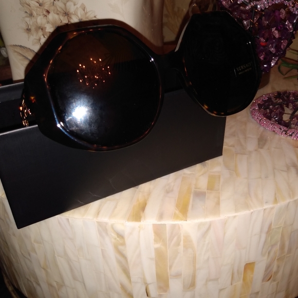 Versace Greca Sunglasses with Chain - Picture 10 of 11
